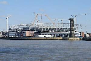 Der Victoria Tower und das im Bau befindliche Everton Stadium (April 2023)