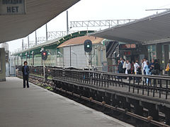 Het overstapgebouwtje tussen trein (achter) en metro (voor)