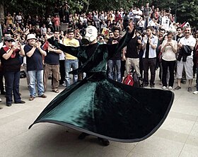 Derviche tourneur avec un masque à gaz en signe de protestation