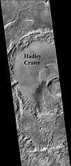 火星勘测轨道飞行器背景相机显示的坑底沙丘，注：这是前一幅图像的放大版。