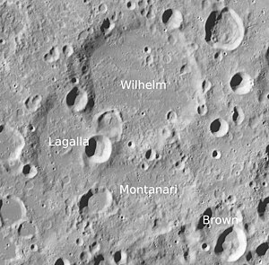 Brown (unten rechts) und Umgebung (LROC-WAC)