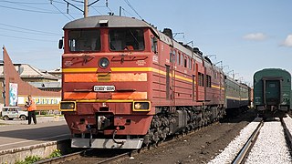 Тепловоз 2ТЭ10УТ-0094 с поездом Воркута — Лабытнанги