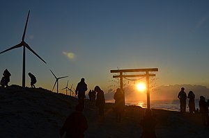 国安海岸の鳥居と初日の出 （2016年1月1日撮影）