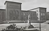 Statuen ble flyttet til Universitetsmuseet i Bergen i 1926. Postkort: Mittet & Co./nasjonalbibliotekets bildesamling