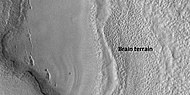 Vista cercana de fosas y terreno de cerebro, cuando vistos por HiRISE, bajo el HiWish programa