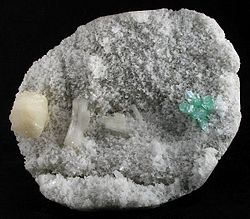 Apophyllite-(KF)-Stilbite-Ca-Heulandite-Ca-226327.jpg