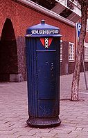 Staande bus Gemeentegiro in de stijl van de Amsterdamse School (foto bma.amsterdam.nl)