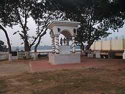 Статуя Бабы и Май в Суринаме Гхат, Garden Reach