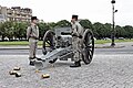 Uno de los Canon de 75 modèle 1897 utilizados como arma de saludo, colocado frente a Los Inválidos, habiendo disparado las 21 salvas en honor de François Hollande, al ser investido como Presidente de la República Francesa el 15 de mayo de 2012.