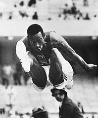 Olympiasieger Bob Beamon bei seinem Siegsprung