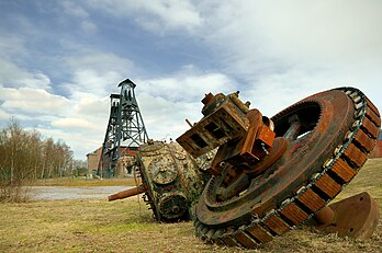 Châssis à molette sur le site du bois du Cazier, ancien charbonnage situé à Marcinelle, près de Charleroi, en Belgique. (définition réelle 4 304 × 2 860)