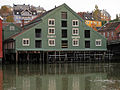 Sjøbod ved Nidelva på Bakklandet (Nedre Bakklandet 2) i Trondheim fotografert etter restaurering i 2010. Foto: Karl Ragnar Gjertsen