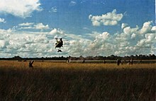 CH-47 приземлил 105-мм гаубицу во время операции 