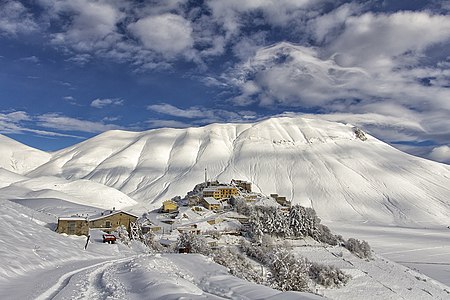 Castelluccio de Norĉo, antaŭ ol Vetoro dum vintro.