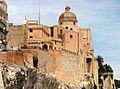 Cagliari eski şehir surları ve Katedral kubbesi