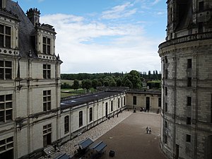 Gli edifici bassi che circondano il cortile