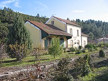 Vue du bâtiment voyageurs de l'ancienne gare de bifurcation de Rabieux, reconverti en gîte rural depuis 2002.