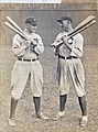 Ty Cobb y Shoeless Joe Jackson (derecha) en Cleveland, 1913