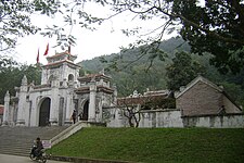 Vista desde el exterior de la puerta del templo de Bà Triệu en el distrito de Hậu Lộc, provincia de Thanh Hóa.