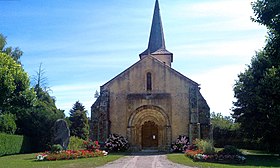L'église du Vilhain avec la pierre Chevriau (menhir) à gauche.