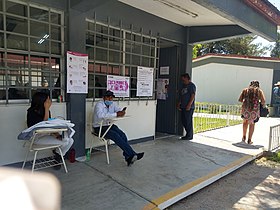 Οι εκλογείς φόρεσαν μάσκες και κράτησαν τις αποστάσεις περιμένοντας να ψηφίσουν στο Αγουασκαλιέντες.