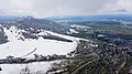 De Fichtelberg (besneeuwd) en Oberwiesenthal (sneeuwvrij)