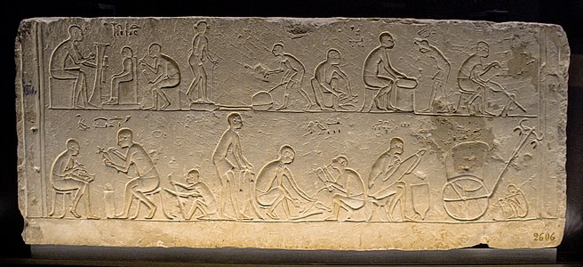 Artisans au travail. Calcaire, L. 94 cm. relief en creux Basse Époque, XXVIe dynastie, Saqqarah Musée archéologique national (Florence)[16]