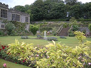 Immagine Gardens_at_Haddon_Hall_-_geograph.org.uk_-_1770560.jpg.