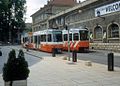 Die TPG setzte bereits ab 1977 auch bei Neufahrzeugen auf einen lichtgrauen Fensterbereich, ab 1988 kamen dann weitere Designelemente, wie auf dem rechten Tram zu sehen, hinzu[14]