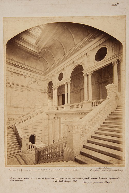 Interior do Edifício-monumento do Ipiranga: Andar superior visto da escadaria central