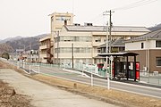 駅全景。左奥が気仙沼駅方（2022年3月）