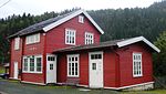 Foto eins Gebäudes mit roter Holzverkleidung