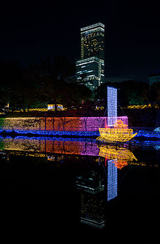 Illuminations de nuit au parc de Tennoji d'Osaka, avec, en arrière-plan, l'Abeno Harukas, plus grand gratte-ciel du Japon. (définition réelle 3 589 × 5 472)