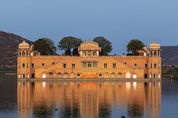 Le Jal Mahal, palais situé à Jaipur (État indien du Rajasthan). (définition réelle 3 959 × 2 639)