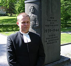 Molari Pohjan kirkon sankarivainajien muistomerkin äärellä kesäkuussa 2010