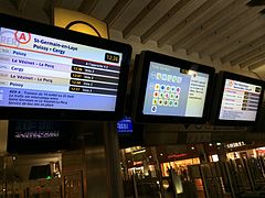 Écran IMAGE en gare de la Défense en 2014. On voit derrière les anciens afficheurs à tubes cathodiques déposés ensuite.