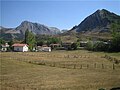 Vista de Liegos desde el Prado Yuso con Las Canales a la derecha y el Pico Burín a la izquierda.