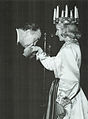 Princ Bertil poljubi roko Lucie (Kerstin Källström) leta 1958