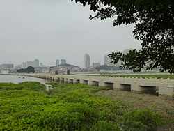 恵安県側から望む洛陽橋。洛陽江の対岸は洛江区