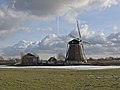 Dijkmolen uit 1718 naast het gemaal uit 1873.