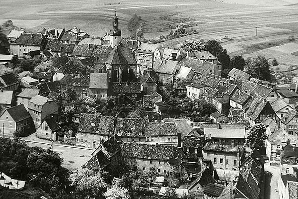 Auf diesem Bild, aufgenommen vom Mansfelder Schloss, ist Junghuhns Geburtshaus von der Gartenseite zu sehen. Es handelt sich um das offensichtlich frisch renovierte Haus mit dem hohen hellen Dach unmittelbar vor der Sankt-Georg-Kirche.