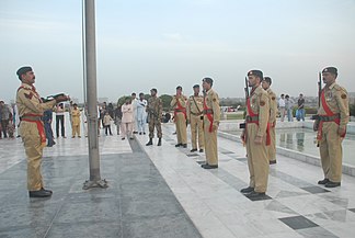 La cérémonie du drapeau conduite par la garde d'honneur