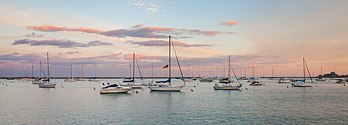 Vista do porto Monroe no outono, ao amanhecer, Chicago, Illinois, Estados Unidos. (definição 5 436 × 1 945)