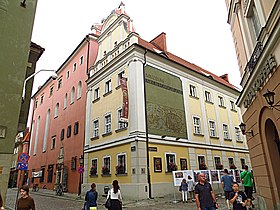 Pałac Górków i ulica Świętosławska po prawej