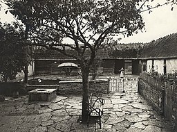 Gårdsinteriör från Triberga, 1906. Gården nedbrunnen omkring 1925.