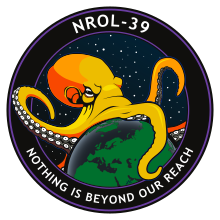 Значок миссии с изображением осьминога, путешествующего по миру на звездном фоне, с надписью «NROL-39» и «Ничто вне нашей досягаемости».