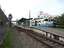 鳴門駅に停車中の徳島行き列車