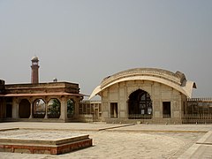 El cuadrilátero con los minaretes de la Mezquita Badshahi.
