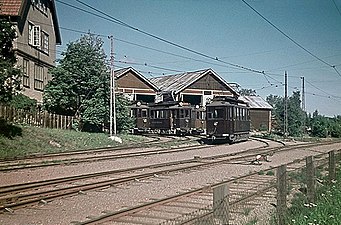 Norra Lidingöbanans gamla vagnhall 1945. Till vänster skymtar Telefonvillan.