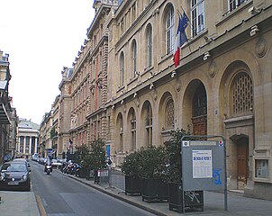 バンク(銀行)通りと2区区役所, ブルス広場方向を見る (Rue de la Banque et la mairie du 2e en direction de la place de la Bourse.)